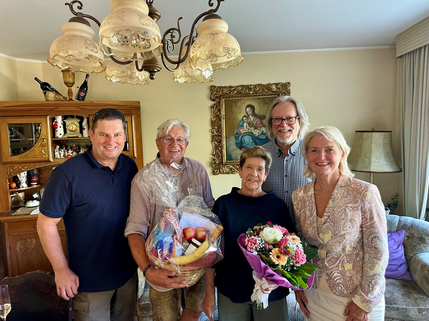 Kürzlich feierte Klaudia Schleicher, ehemalige Schuldirektorin und langjähriges Mitglied des Pensionistenverbandes Velden, ihren 80. Geburtstag im Kreise ihrer Familie, Freunde und Wegbegleiter. Seit vielen Jahren engagiert sich Klaudia Schleicher mit großer Verbundenheit für die Gemeinschaft in Velden. Neben ihrer früheren Tätigkeit im Gemeinderat ist sie bis heute im Pensionistenverband aktiv und unterstützt diesen als Obmann-Stellvertreterin. Ihr Einsatz, ihre Verlässlichkeit und ihre offene Art werden von den Mitgliedern sehr geschätzt. Dies nahmen Bürgermeisterin Dr. Margit Heissenberger, SPÖ-Ortsparteiobmann GR Mario Kogler, Obmann des Pensionistenverbandes GR Wolfgang Wakonig sowie GR Klaus Zerche gerne zum Anlass, der Jubilarin persönlich zu gratulieren.