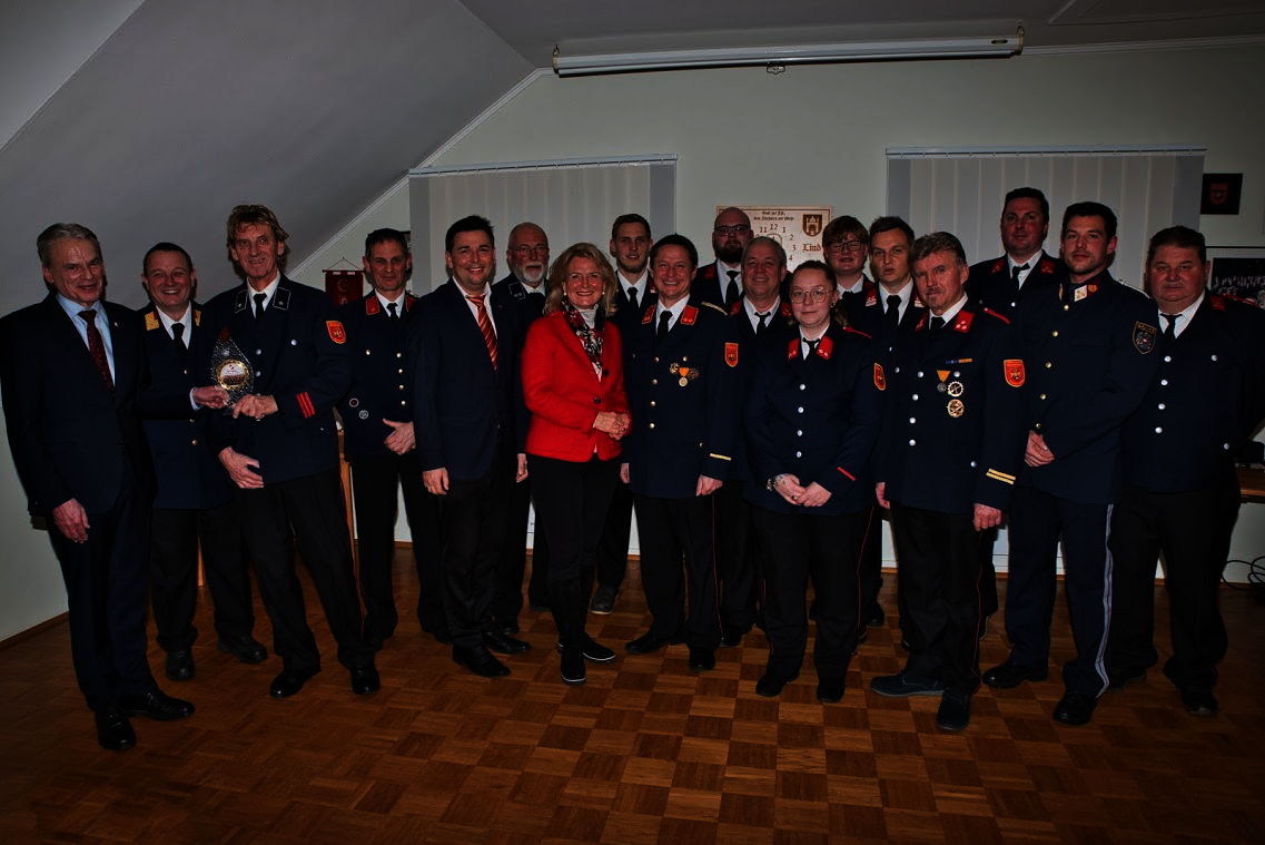 Geehrte und beförderte Kameraden der FF Lind. 
Bürgermeister Vouk, VzBgm. Fantur und GV Dr. Heissenberger gratulieren den geehrten und beförderten Kameraden. 