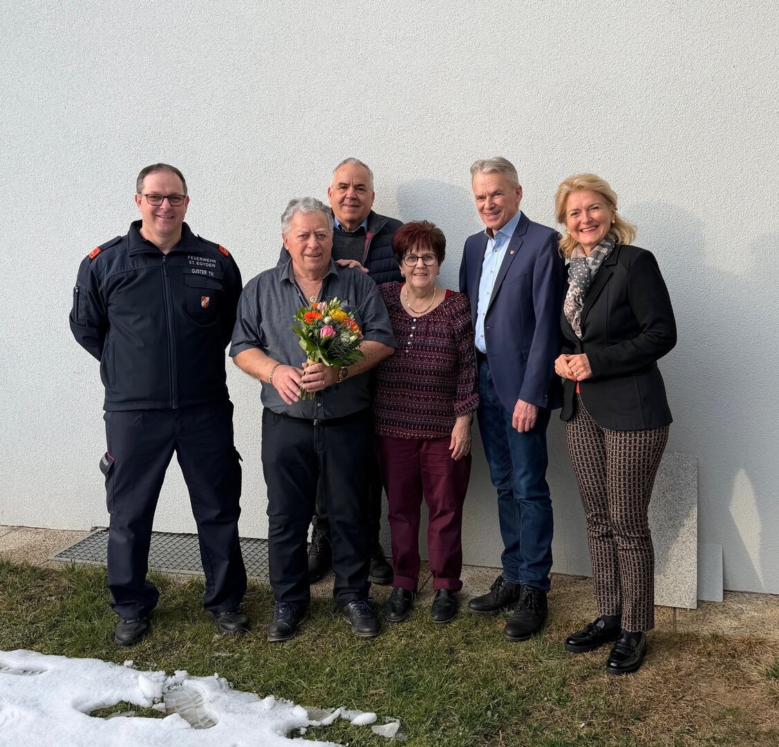 OBI Thomas Ojster, GR Sigfried Nagele, Bürgermeister Ferdinand Vouk, GV Dr. Margit Heissenberger gratulieren Friedrich Schneider. 