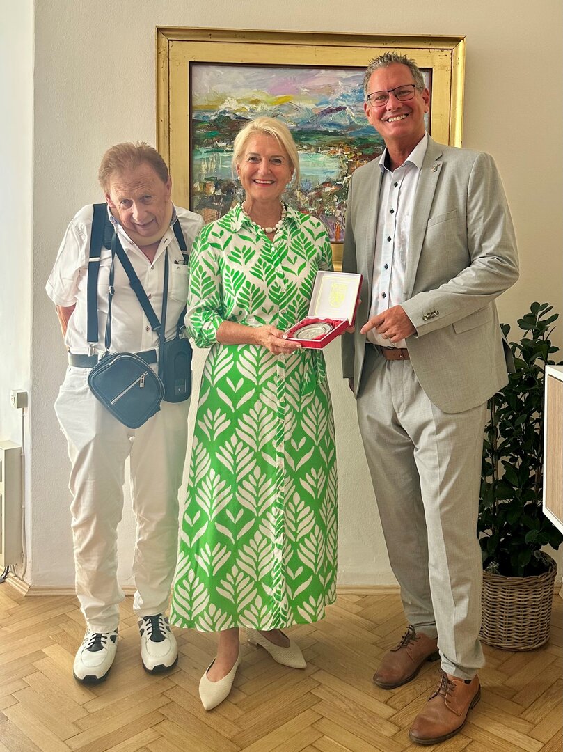 Bürgermeisterin Elisabeth Köstinger und Landeshauptmann Thomas Stelzer überreichen Auszeichnung in Österreich
