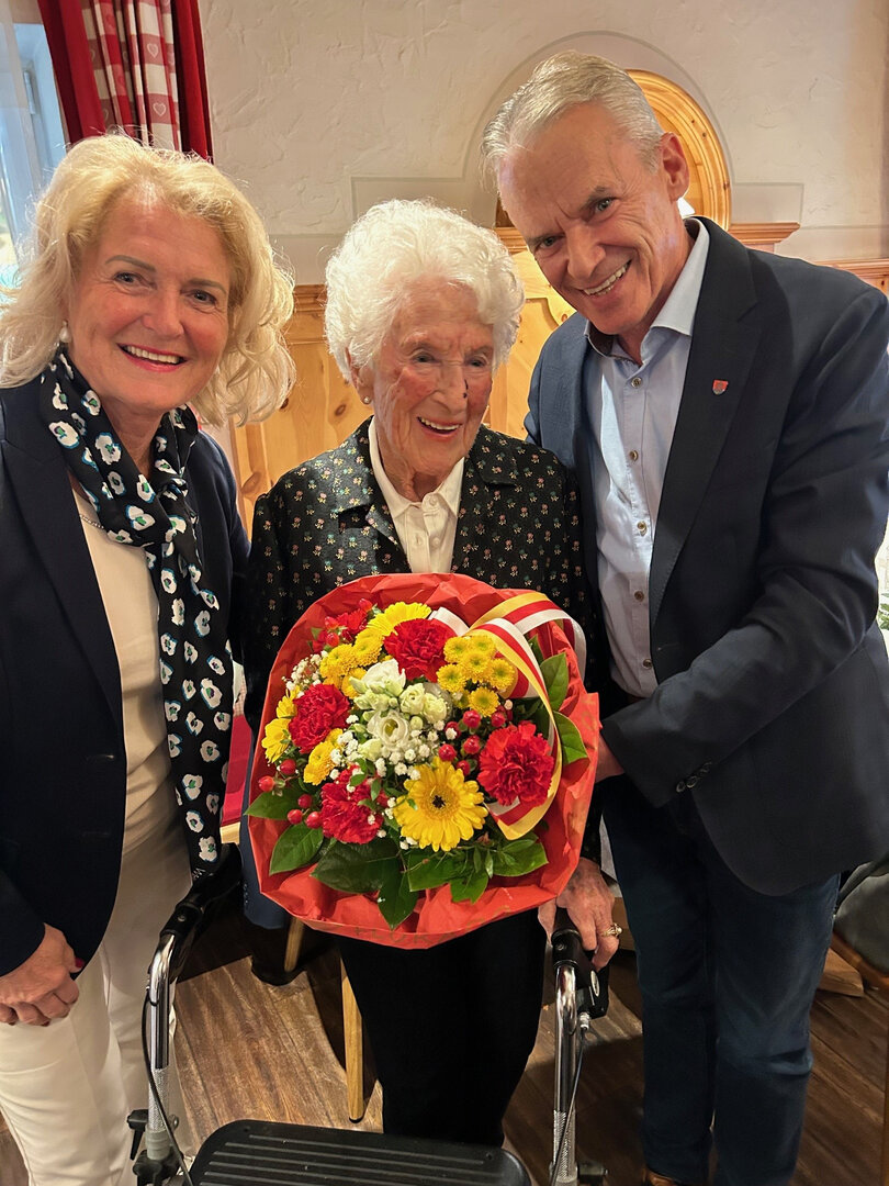 GV Dr. Margit Heissenberger und Bürgermeister Vouk gratulieren Frau Viertler zu ihrem 100. Geburtstag
