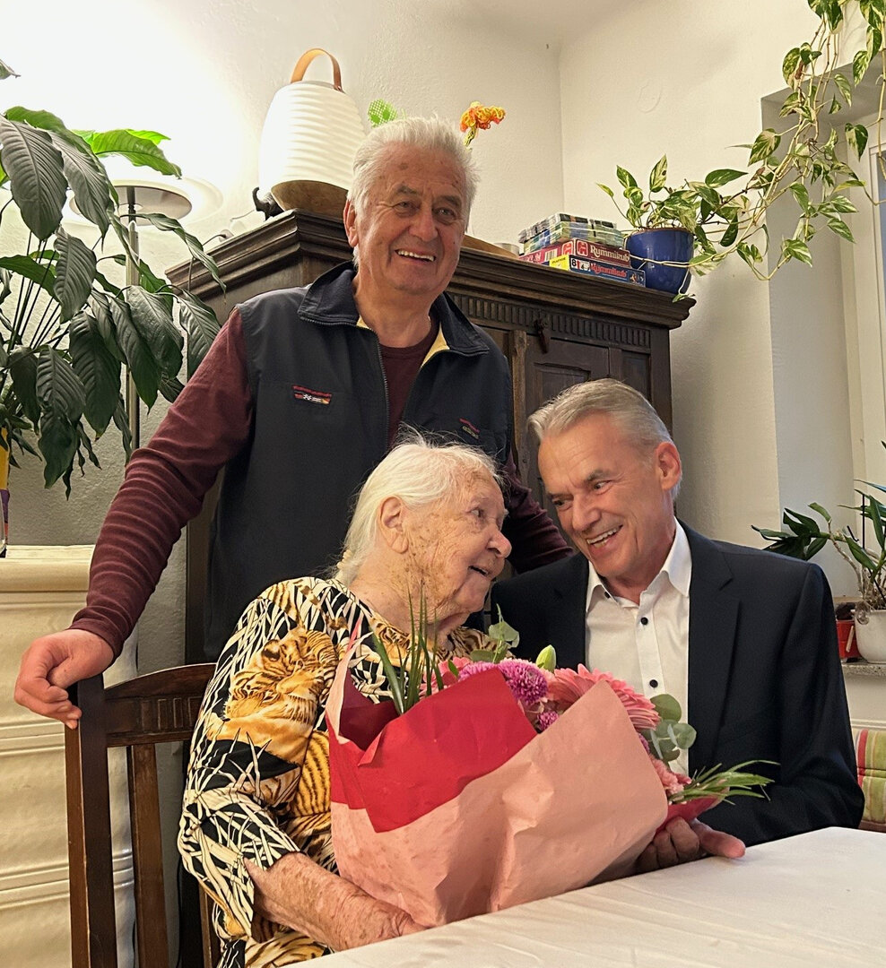 Bürgermeister Vouk gratuliert Frau Tschaler zum 102. Geburtstag