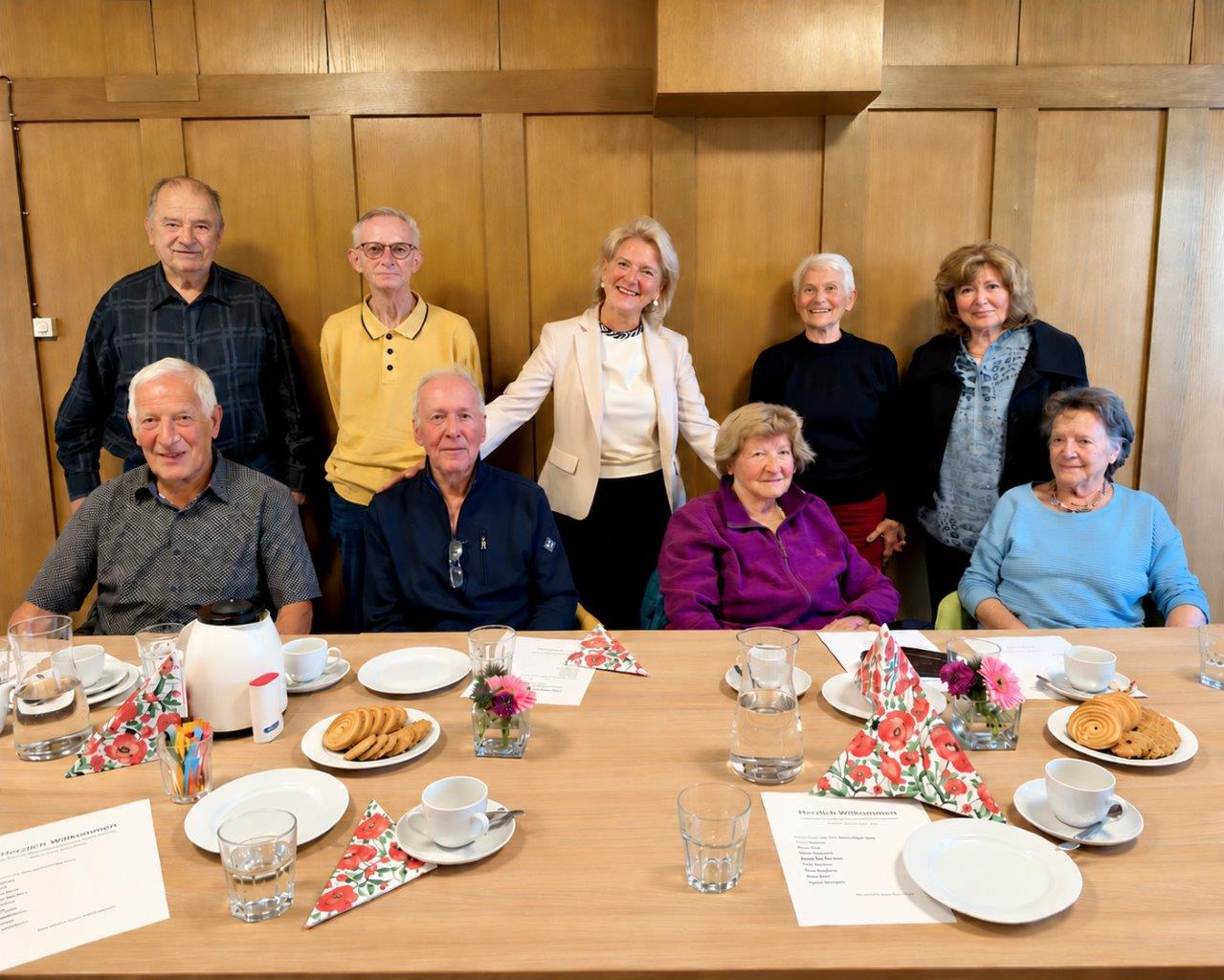 Bürgermeisterin Dr. Margit Heissenberger lud die Altersjubilarinnen und Altersjubilare aus Velden zu einem gemütlichen Geburtstagskaffee ein.
Bei Kaffee und Torte verbrachten die geladenen Gäste gemeinsam mit der Bürgermeisterin eine schöne Zeit in geselliger Runde. In angenehmer Atmosphäre bot sich die Gelegenheit für persönliche Gespräche, einen gemeinsamen Austausch und ein gemütliches Beisammensein.
Bürgermeisterin Dr. Margit Heissenberger gratulierte den Jubilarinnen und Jubilaren herzlich und wünschte ihnen weiterhin viel Gesundheit, Glück und Lebensfreude.
